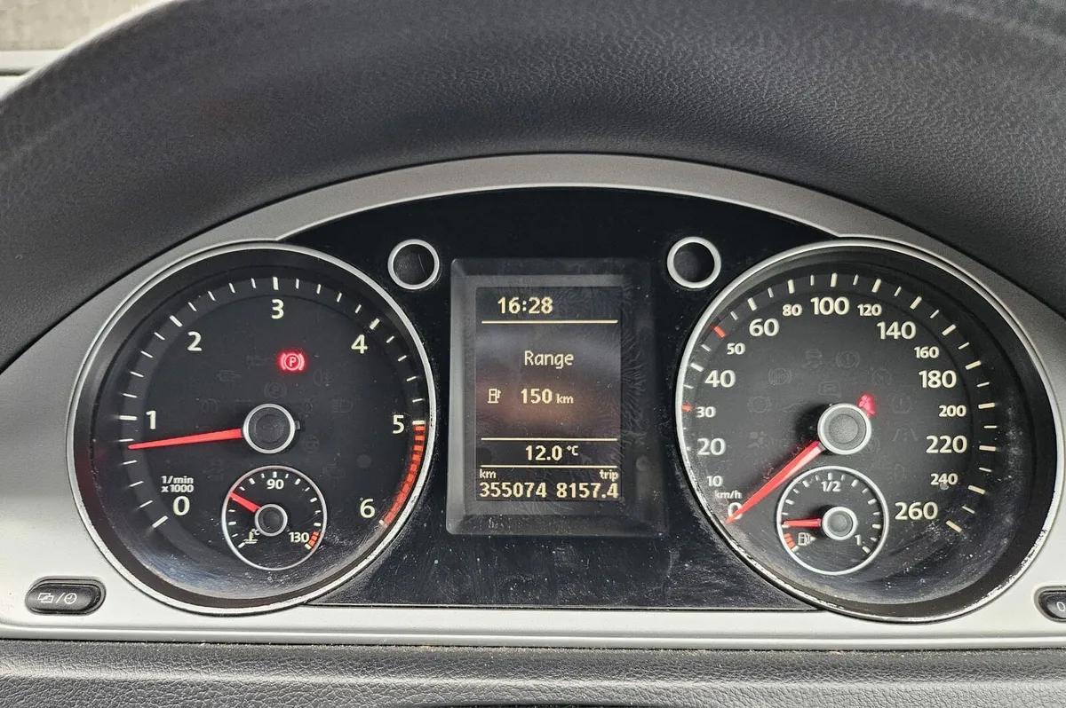 Volkswagen Passat 1.6 TDI Manual 6Speed - Image 3