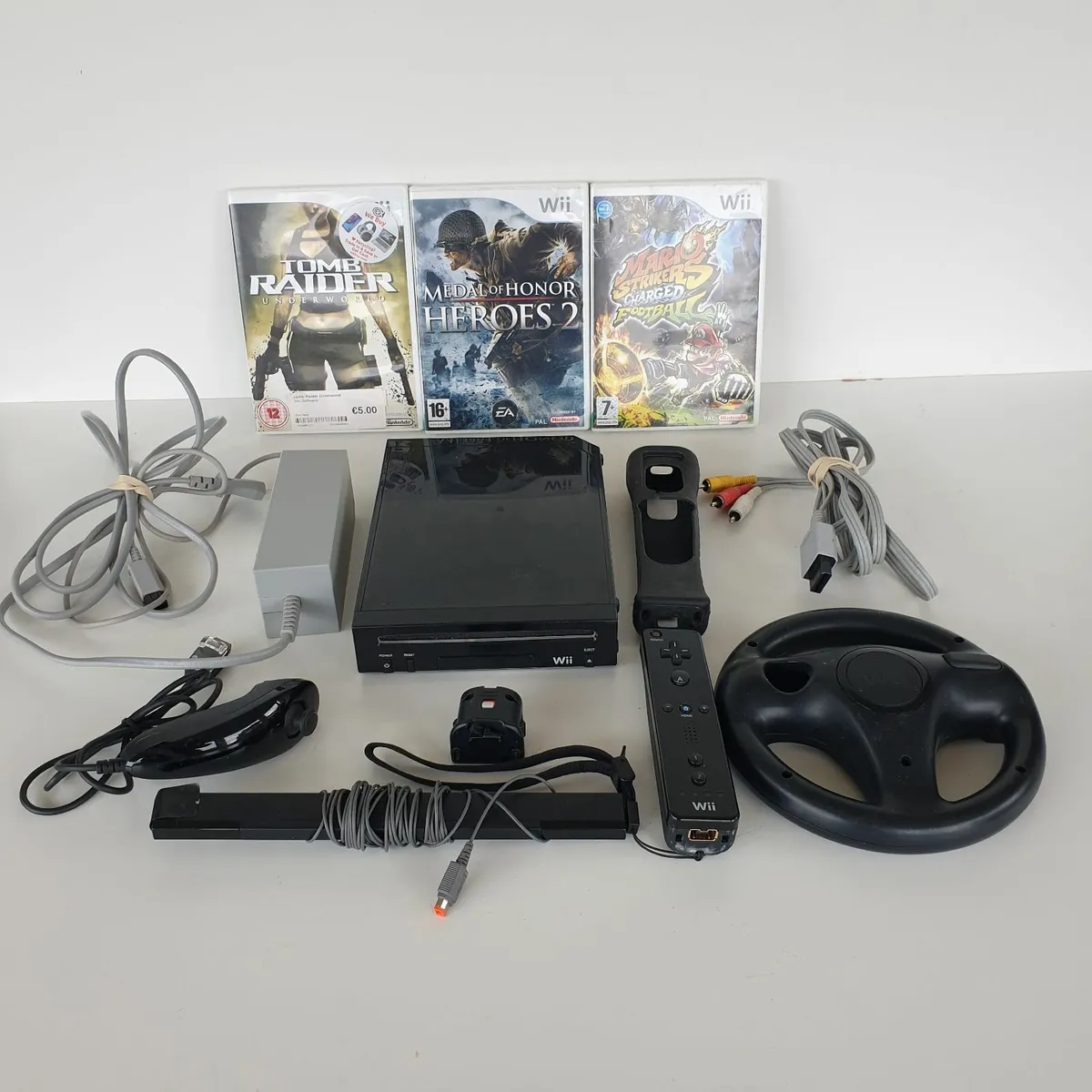 Nintendo Wii console accessories and games - Image 1