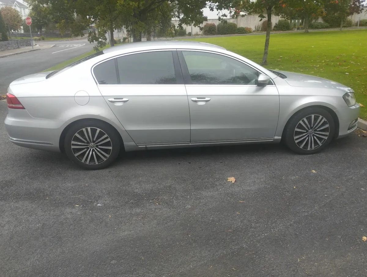 Volkswagen Passat 2011 - Image 2