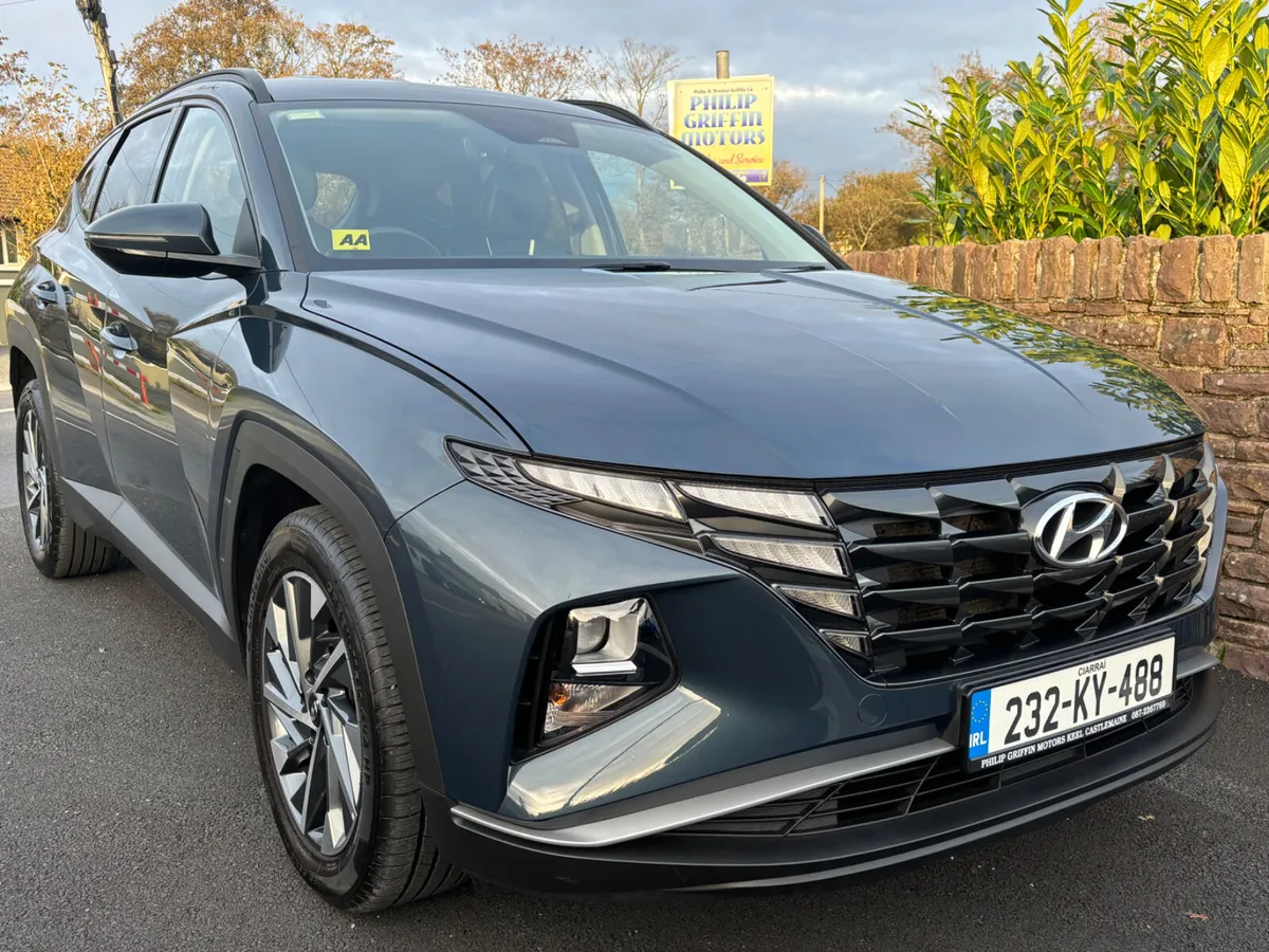 Hyundai Tucson Executive in stunning Teal metallic - Image 4