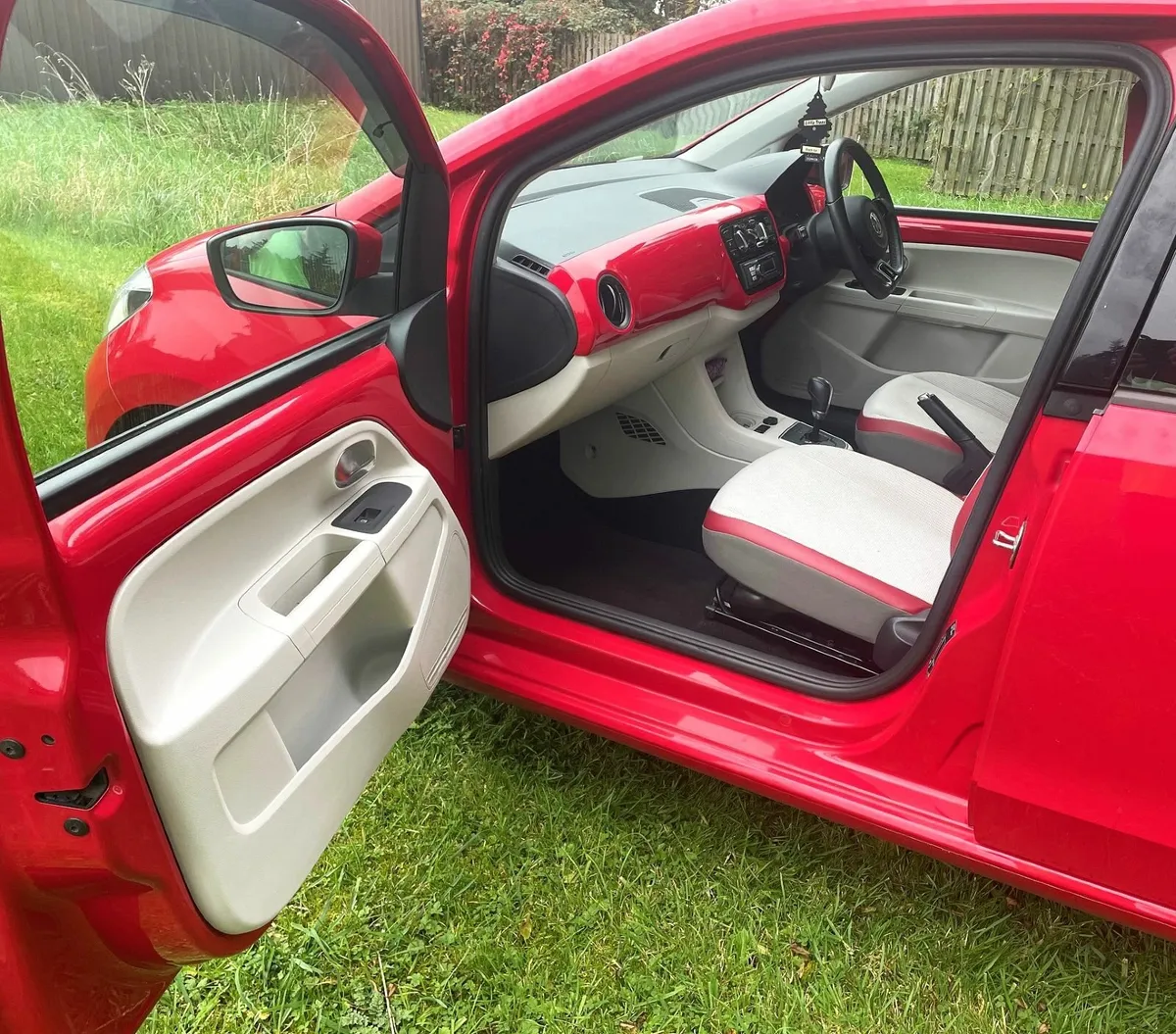 Volkswagen up! 2015 - Image 1