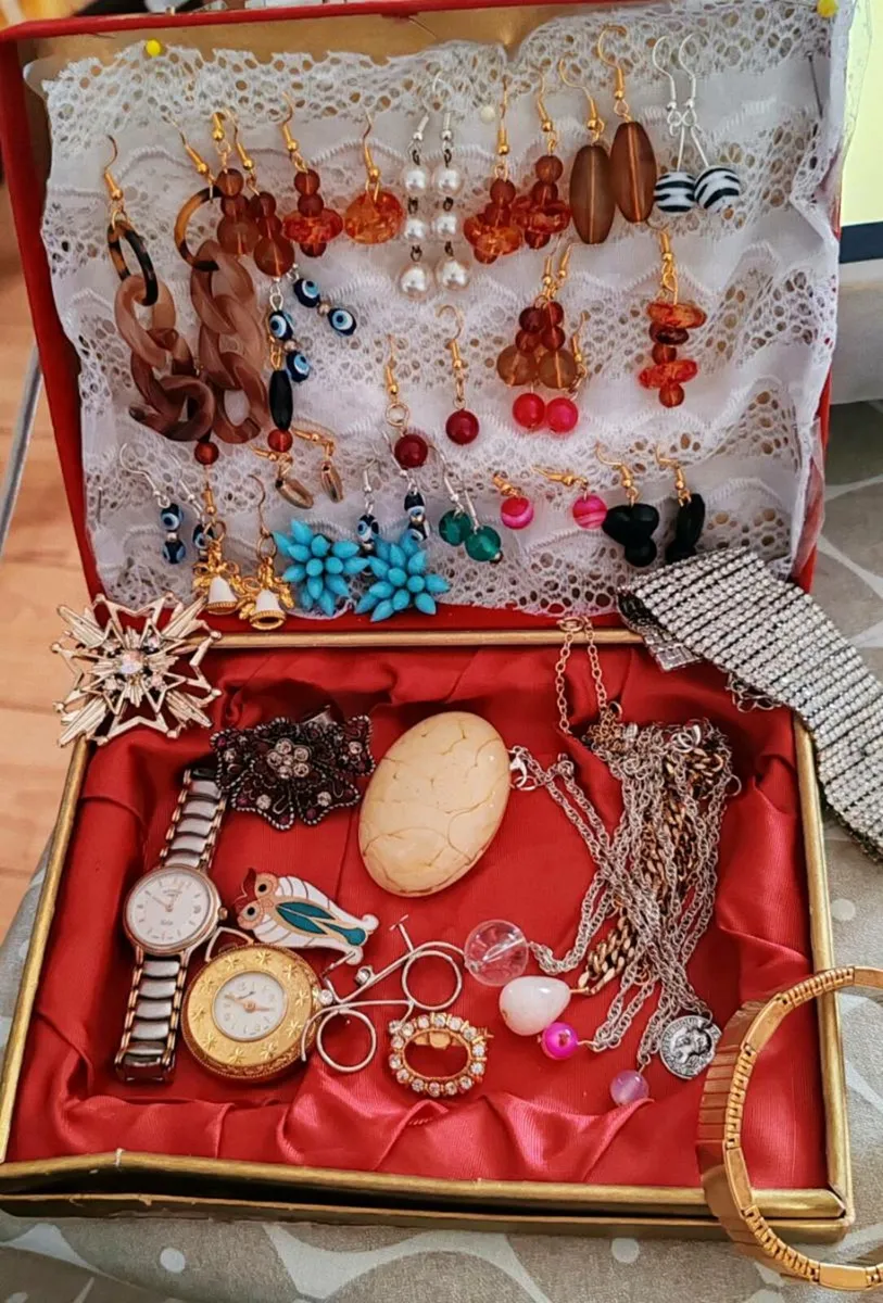 Large collection of costume jewellery - Image 1