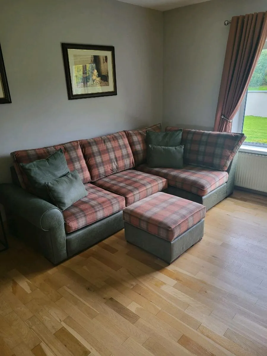 Suite of furniture - Image 1