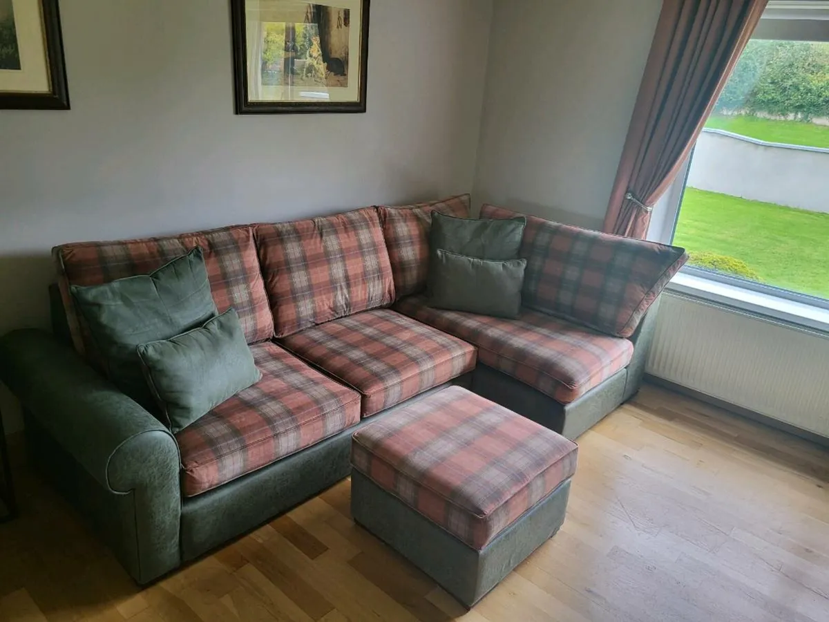 Suite of furniture - Image 2