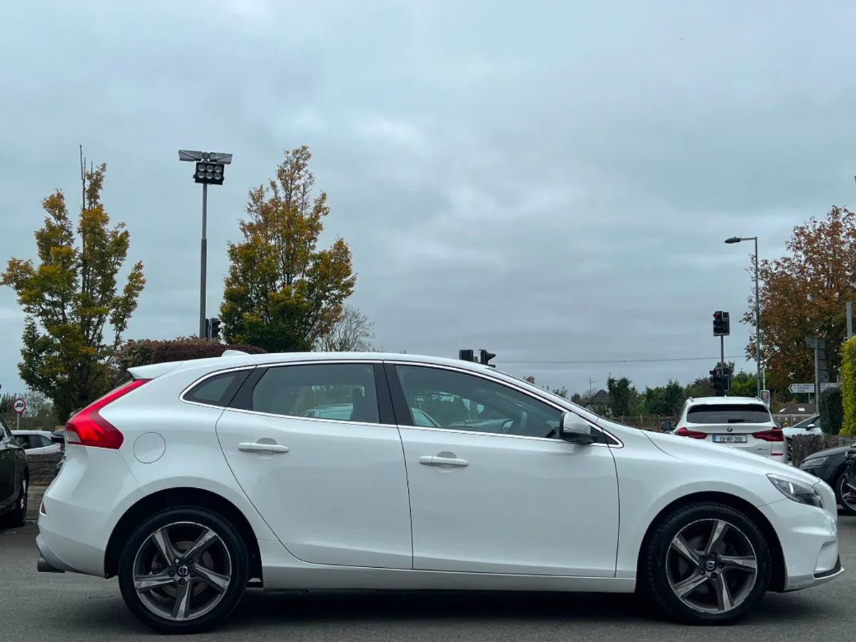 Volvo V40 2.0 D2 R-DESIGN 5DR *HIGH SPEC* - Image 4
