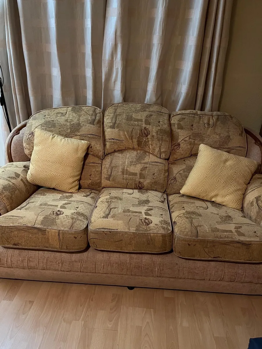 Suite of furniture- 3 piece sofa and 2 chairs - Image 1