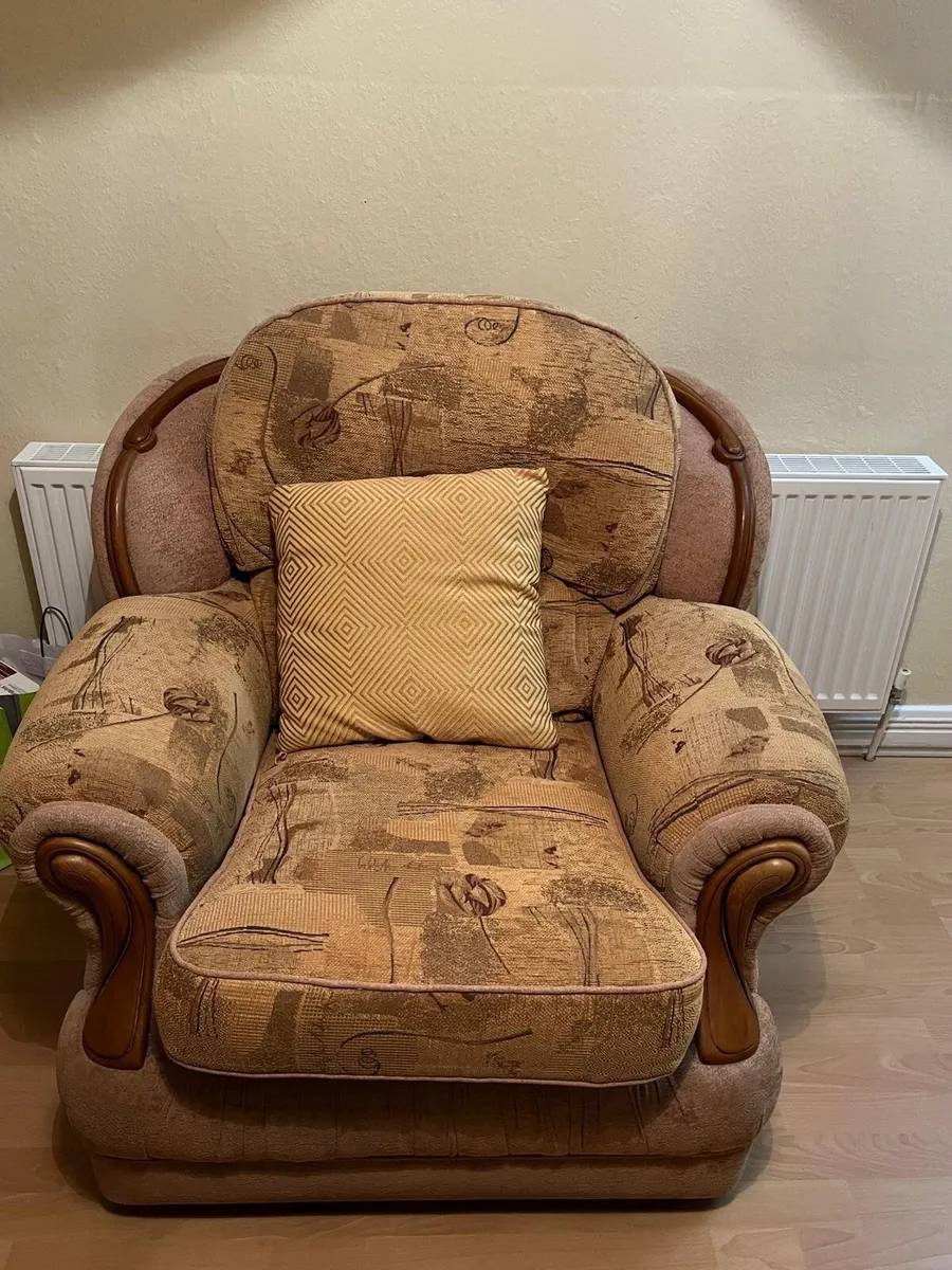 Suite of furniture- 3 piece sofa and 2 chairs - Image 3