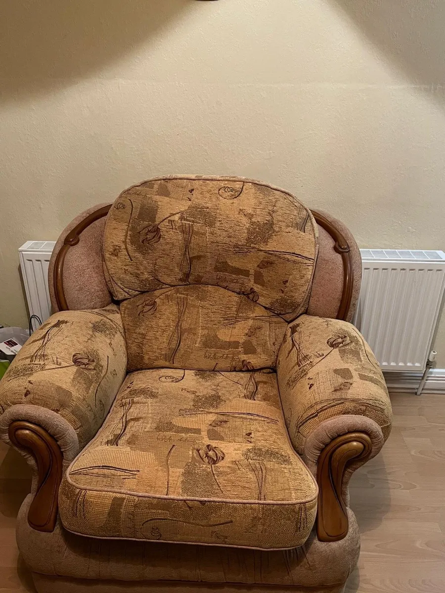 Suite of furniture- 3 piece sofa and 2 chairs - Image 4