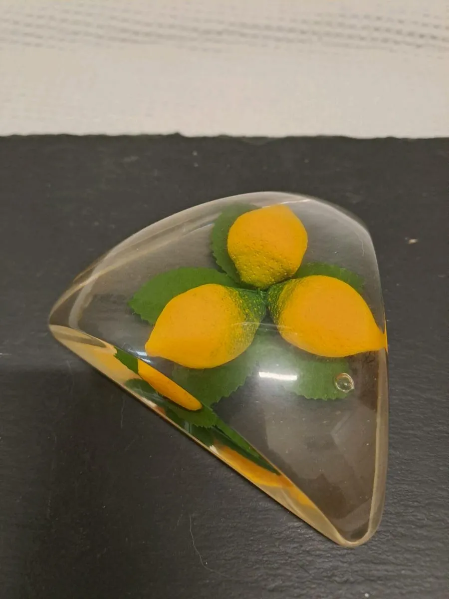 Paperweight with lemons - Image 1
