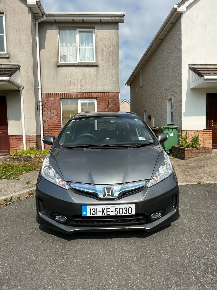 131 Honda Fit RS 1.5 Hybrid - Image 2
