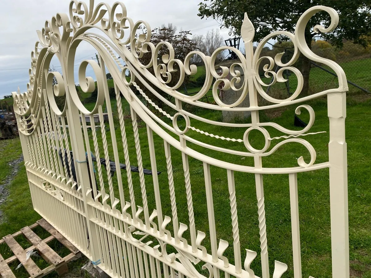 Entrance gates - Image 4