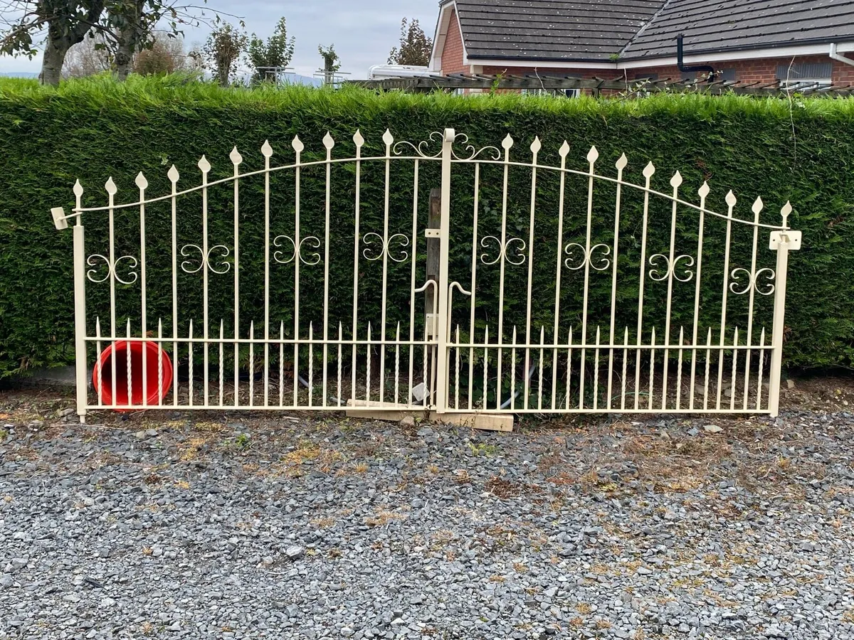 Entrance gates - Image 1