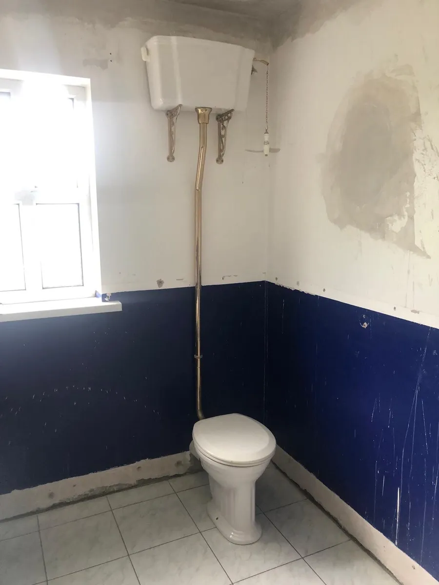 Sink and toilet - Image 2