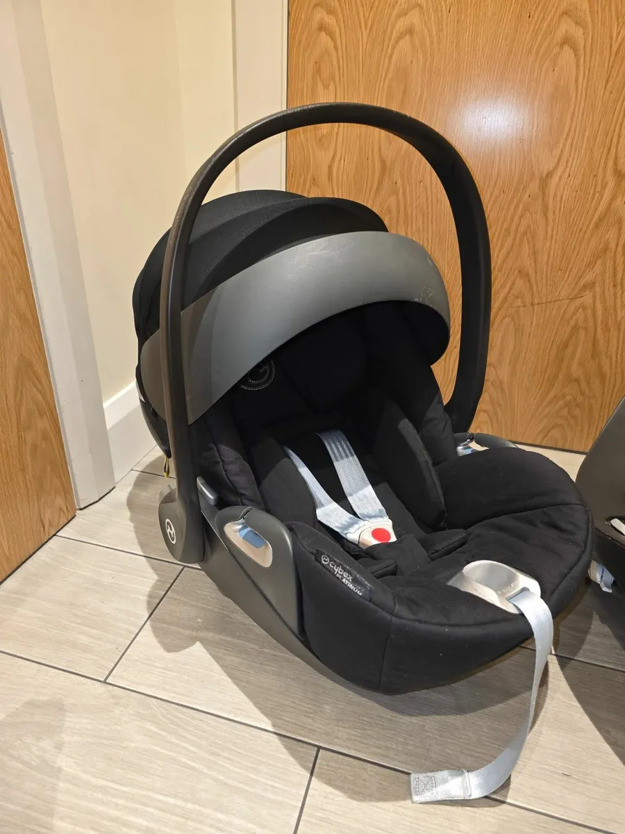 SPOTLESS Cybex swivel car seat  and isofix base - Image 2