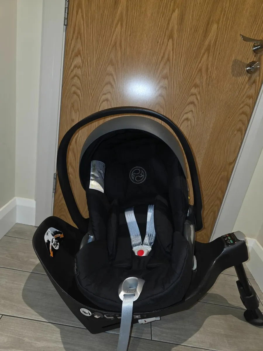 SPOTLESS Cybex swivel car seat  and isofix base - Image 3