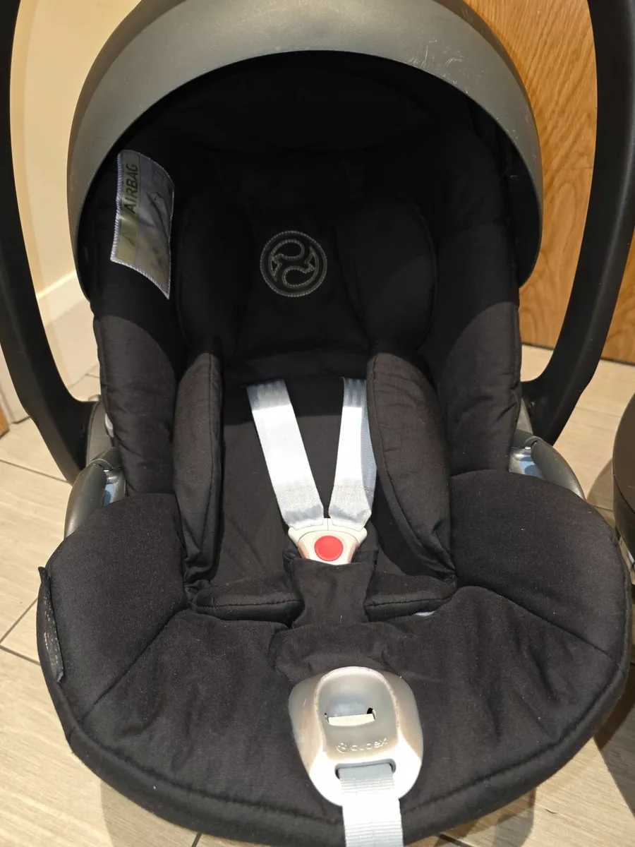 SPOTLESS Cybex swivel car seat  and isofix base - Image 4