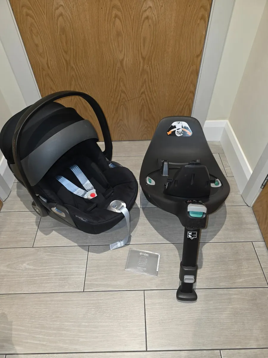 SPOTLESS Cybex swivel car seat  and isofix base - Image 1