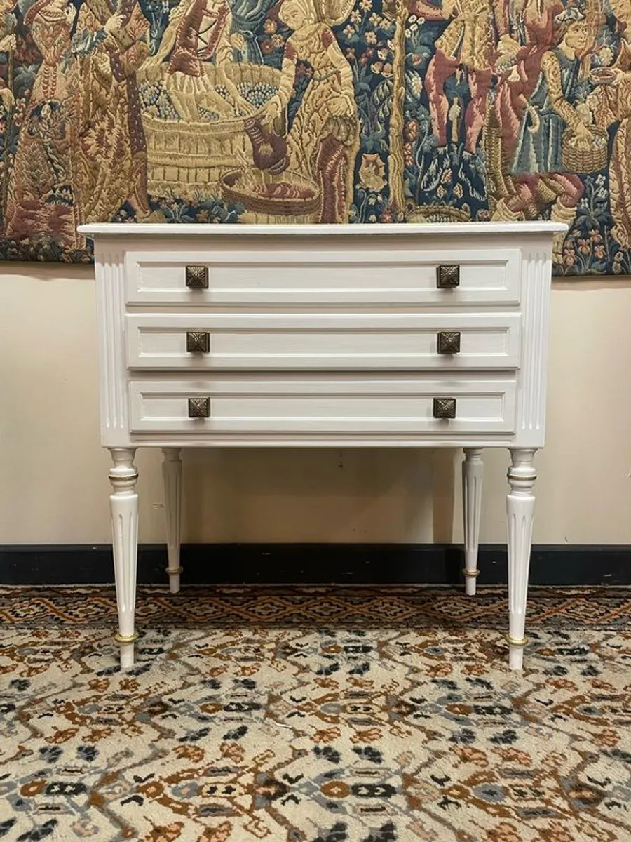 Elegant Swedish Style Chest of Drawers with Brass Details - Image 1