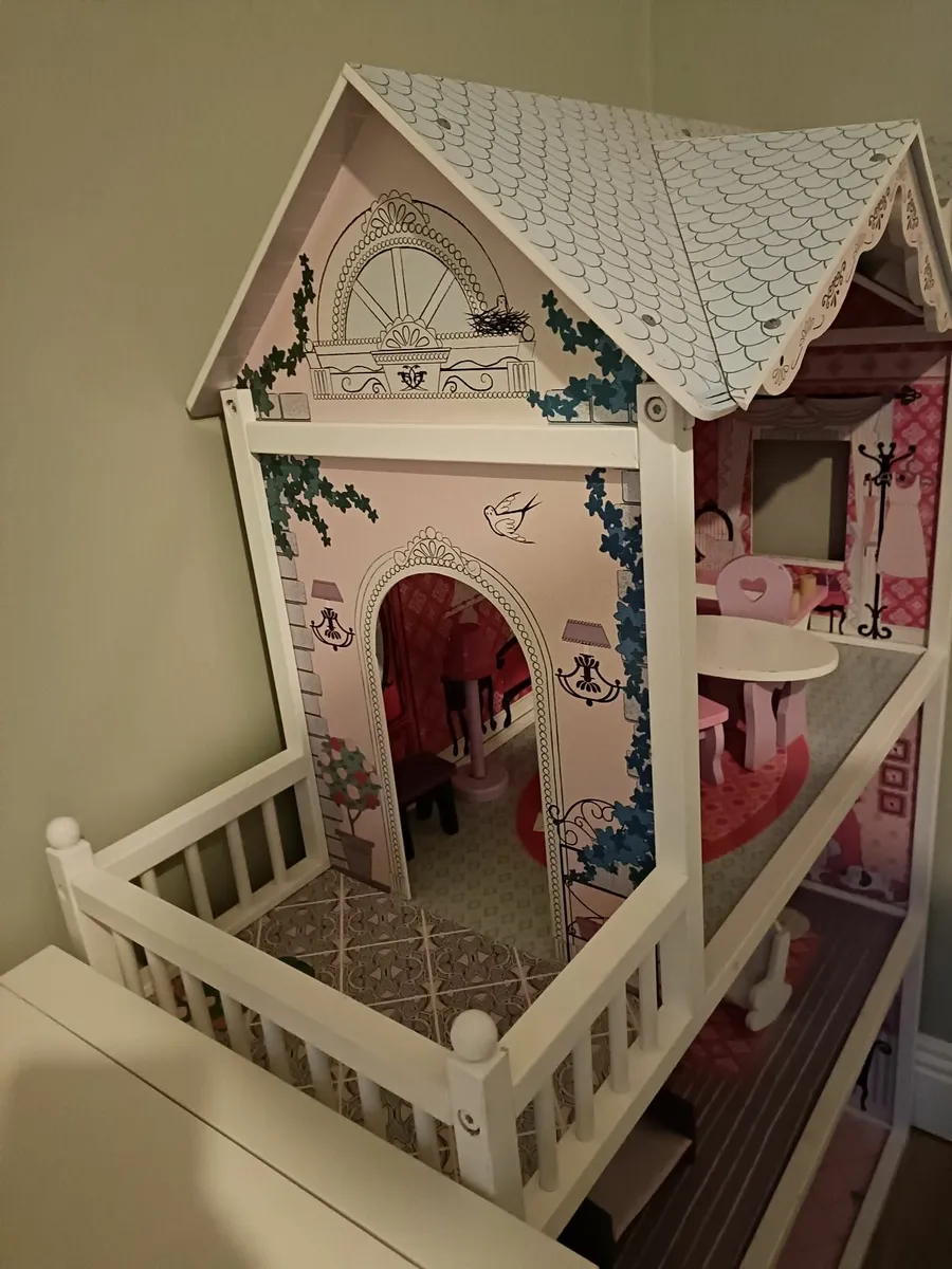 Isabelle Doll House - Image 1