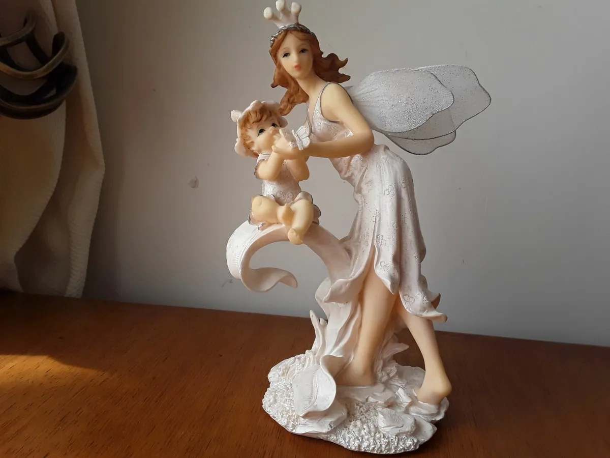 Good selection of porcelain figurines inbox - Image 1
