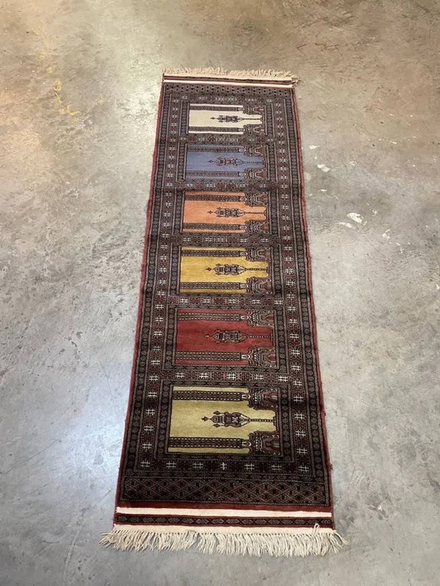 Elegant Pakistani Hand Knitted Rug - Image 1