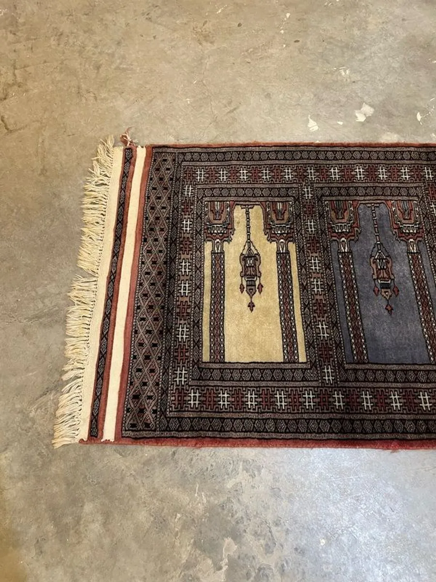 Elegant Pakistani Hand Knitted Rug - Image 4
