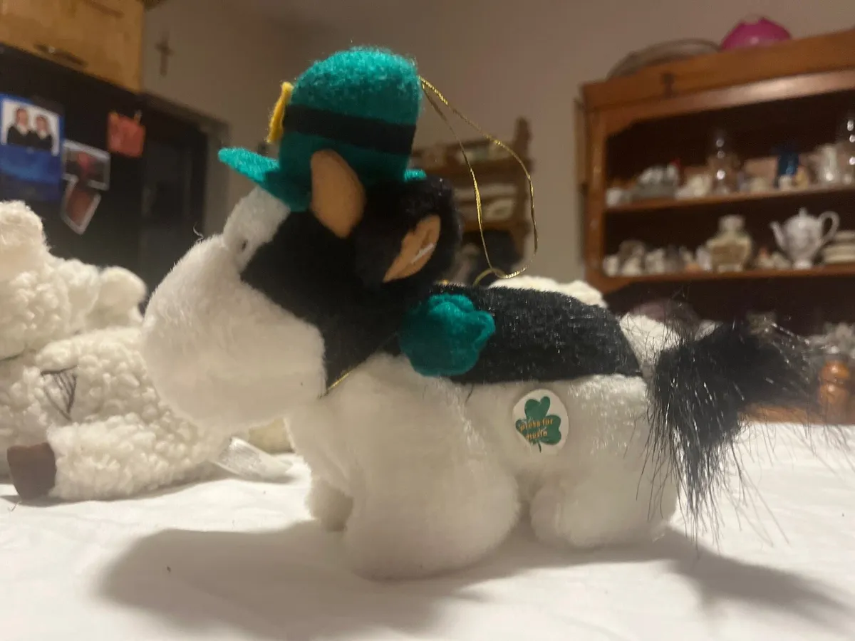 7 sheep and one cow - Image 3