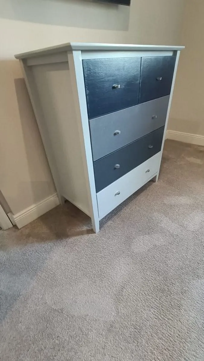 Chest of drawers and Bedside lockers - Image 2