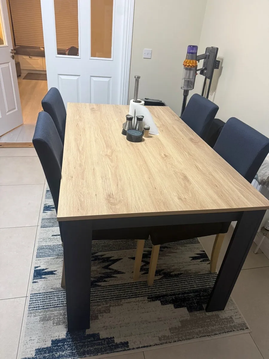 Dining table with chairs - Image 1