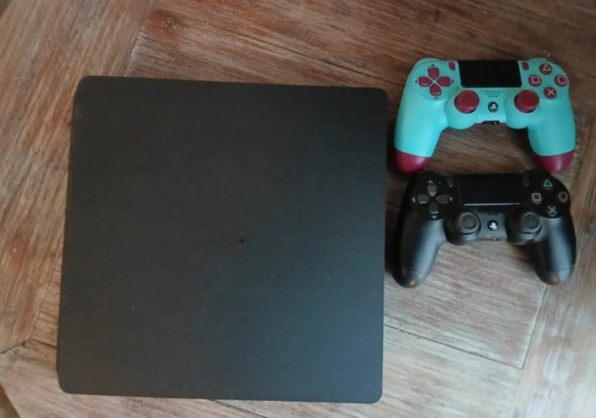 Play Station 4 - Image 1