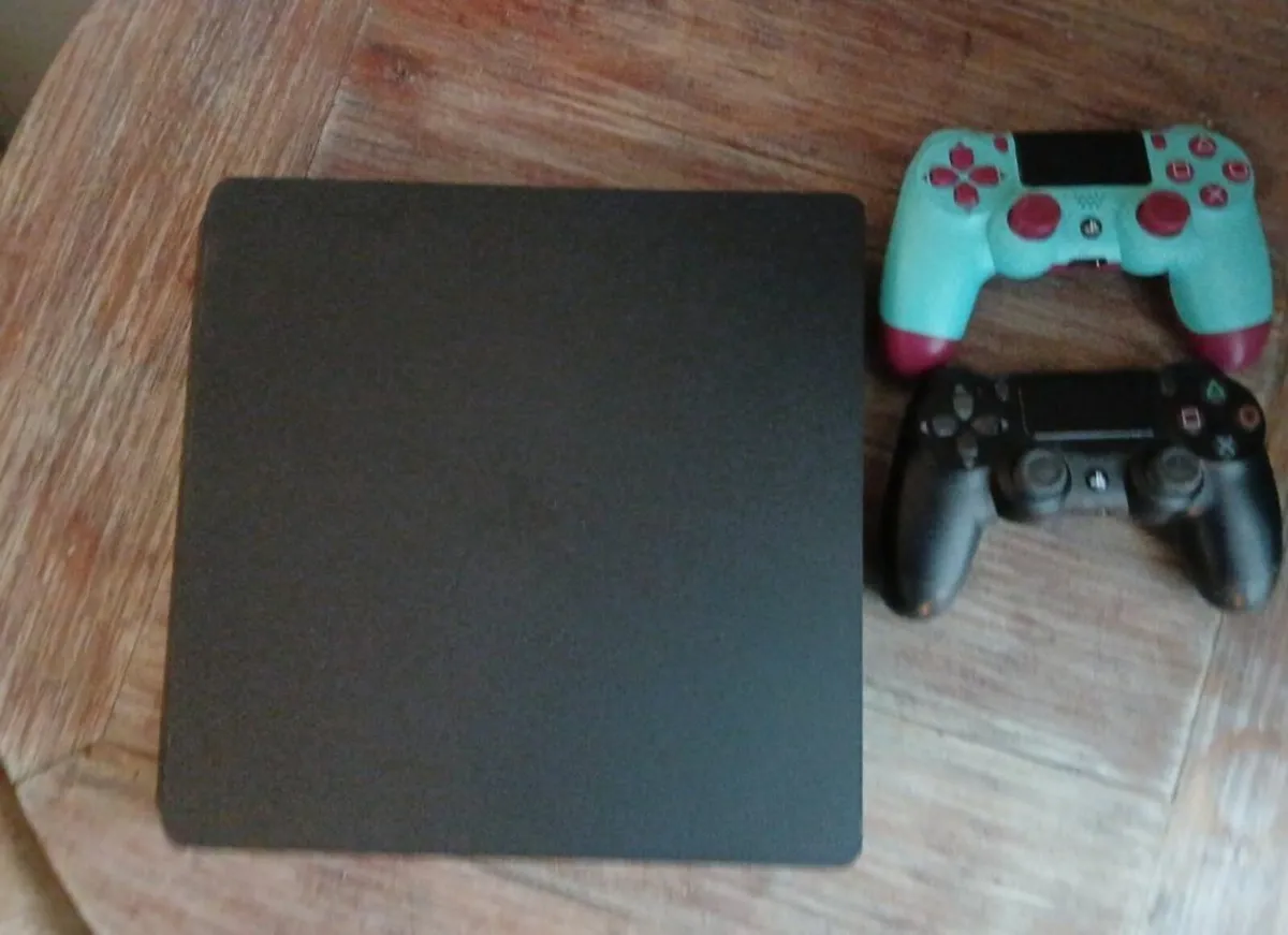 Play Station 4 - Image 2