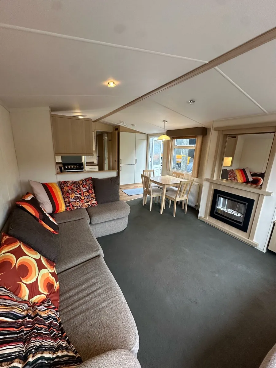 Swift Moselle 38/12 / 2 Bedroom - Image 3