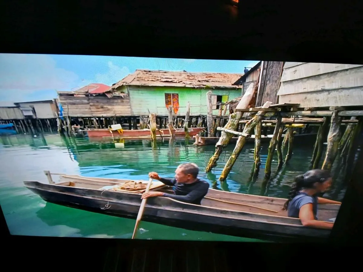 Samsung 40 inch smart tv with wall mount. - Image 3
