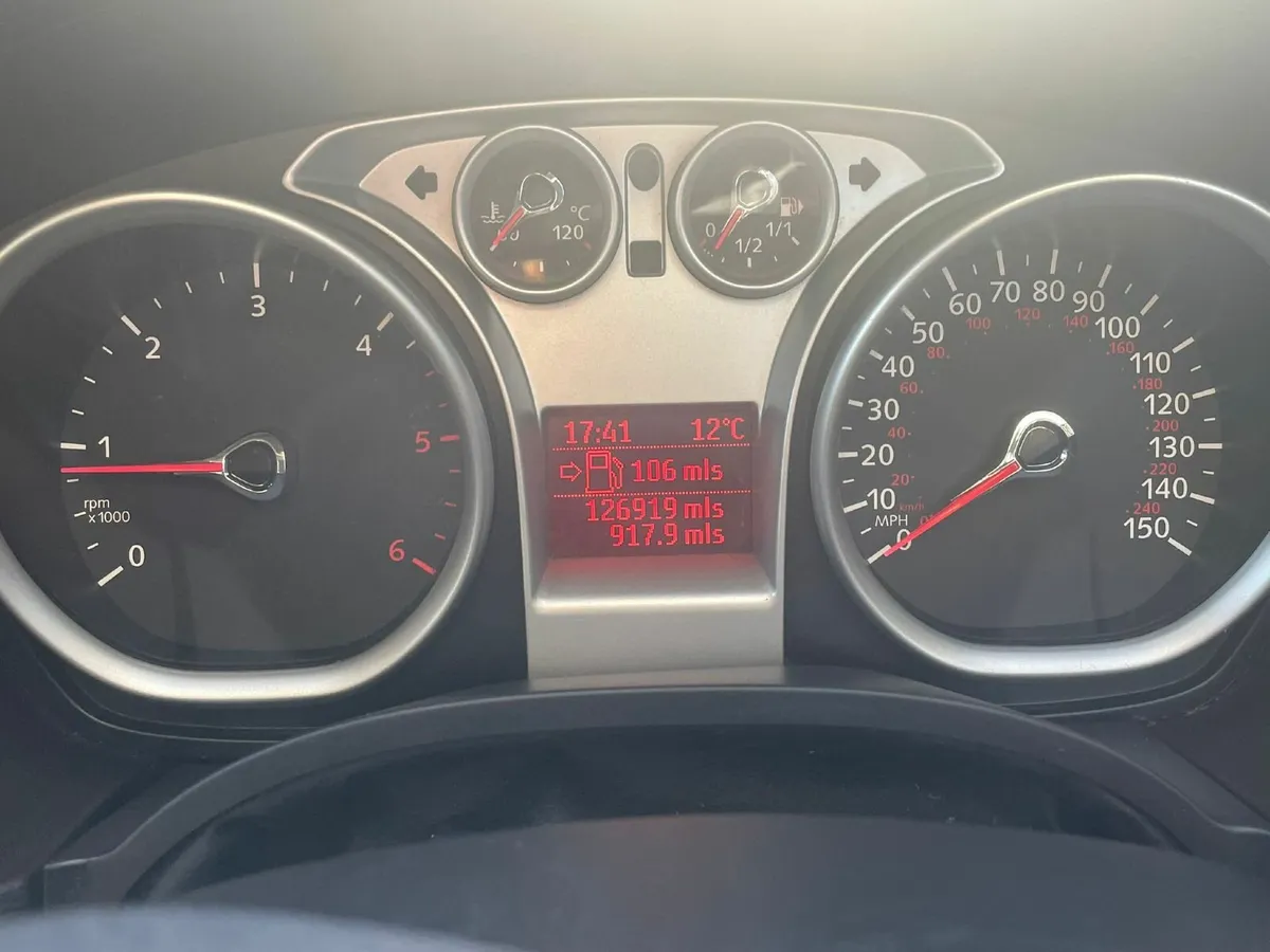 Ford Focus 2010 - Image 2