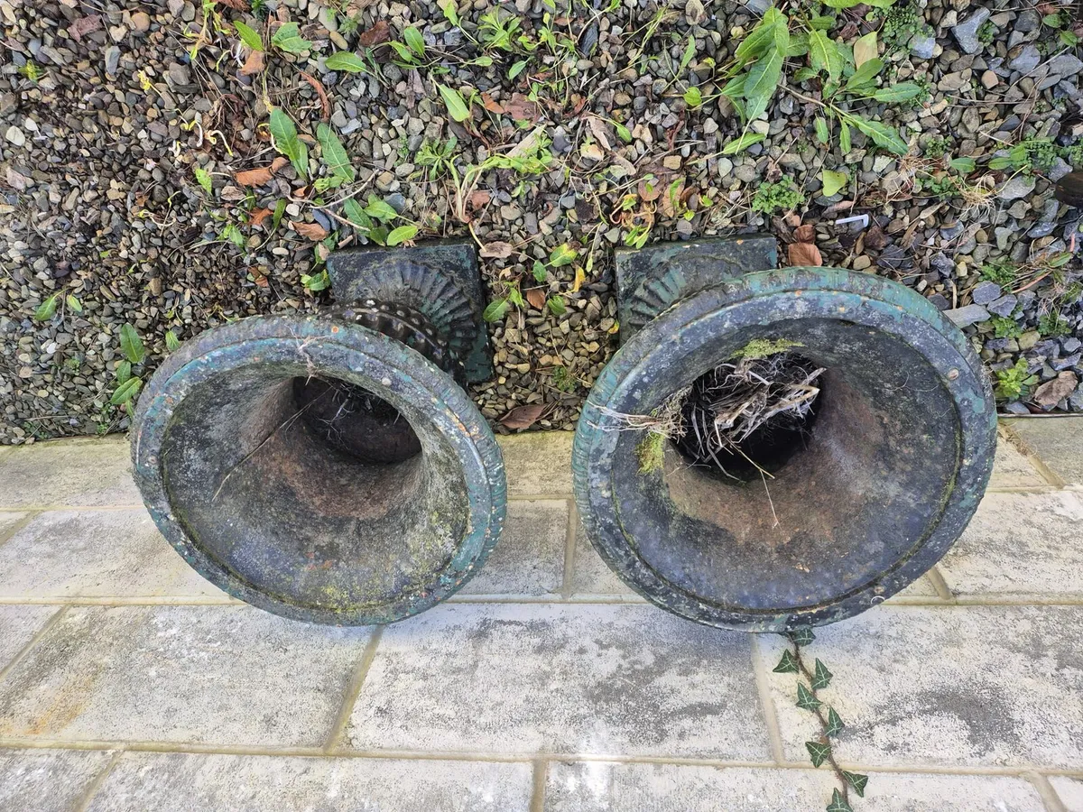 Cast iron urns - Image 3