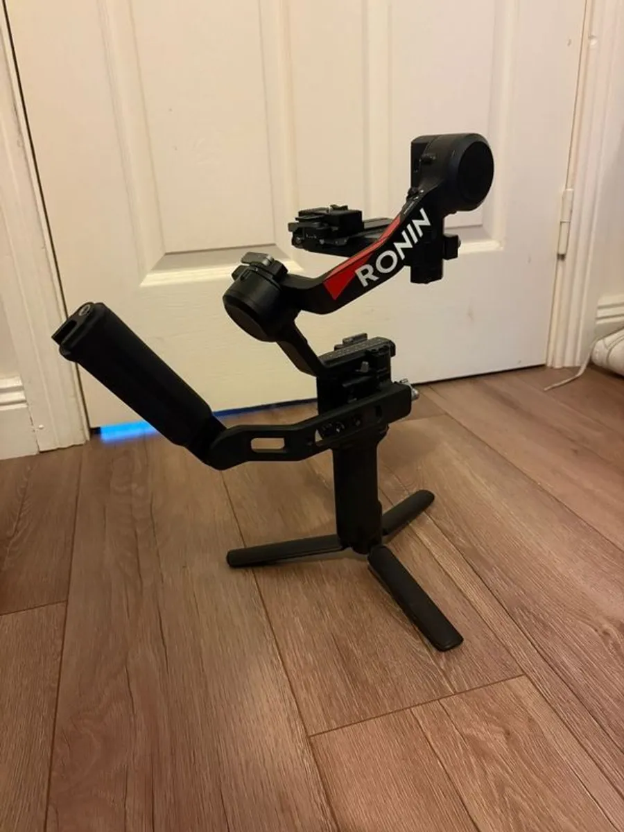 DJI RS4 Gimbal with Briefcase Handle - Image 1