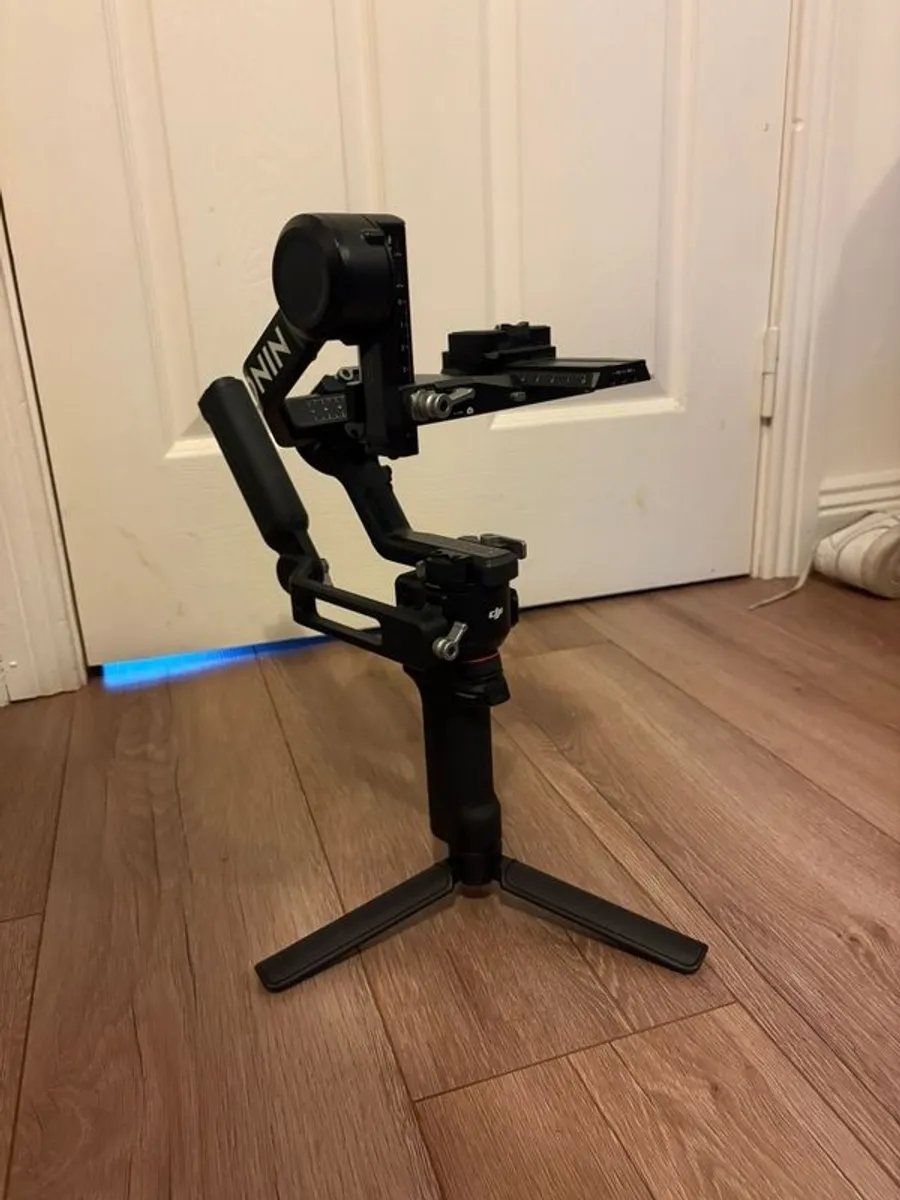 DJI RS4 Gimbal with Briefcase Handle - Image 2