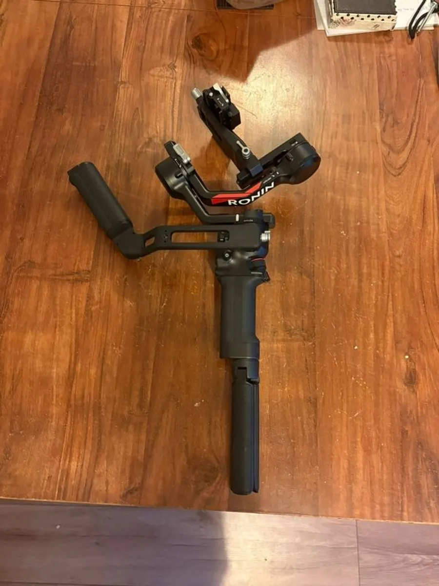 DJI RS4 Gimbal with Briefcase Handle - Image 4