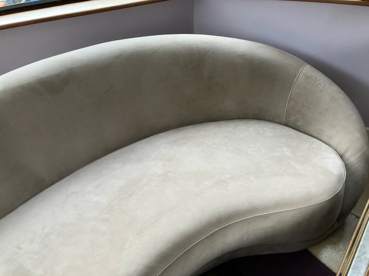 Curved elegant Sofa - Image 2