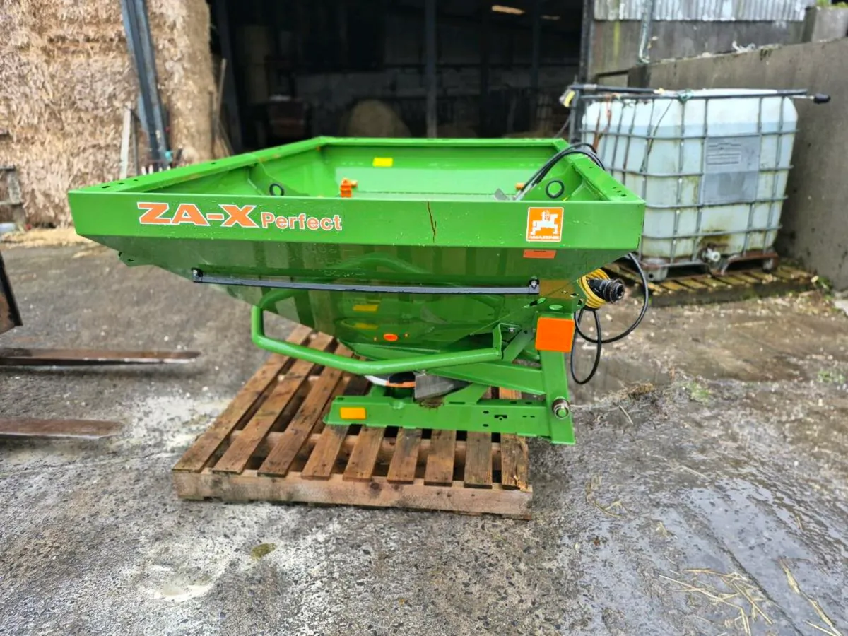 AMAZONE ZAX 902 FERT SPREADER AND PLOUGH - Image 2