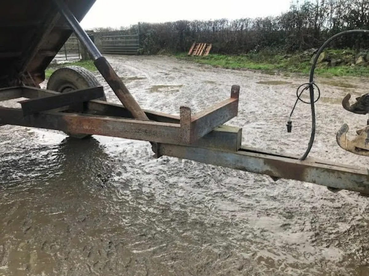 Trailer in need of repair - Image 1