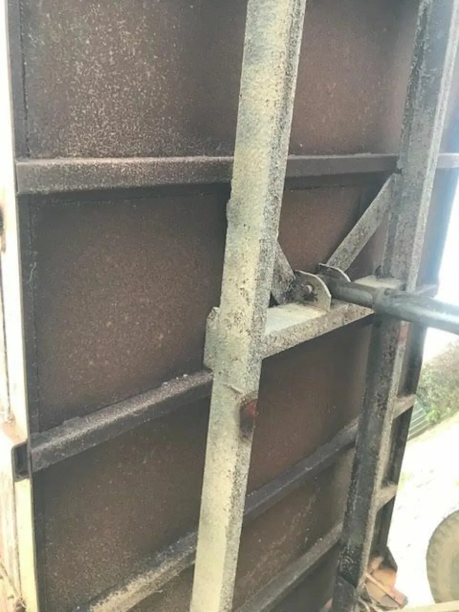 Trailer in need of repair - Image 3