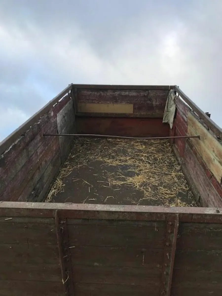 Trailer in need of repair - Image 4
