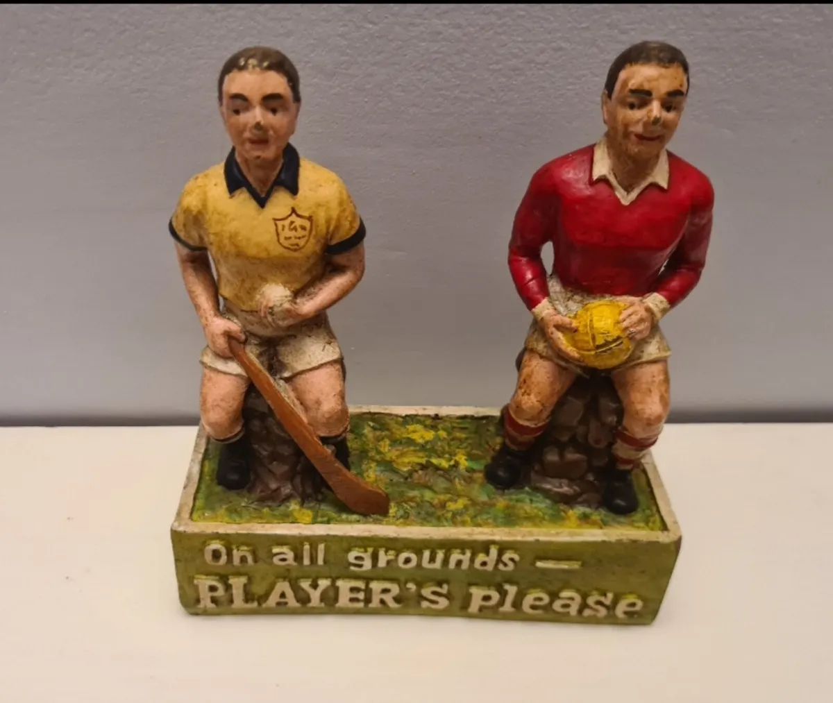 Players please statue - Image 1
