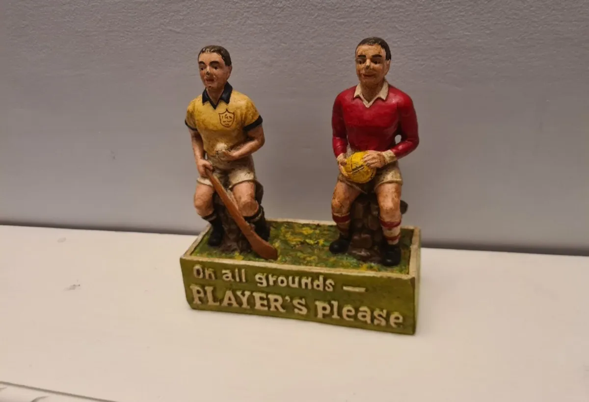Players please statue - Image 2
