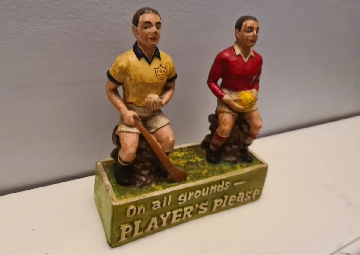 Players please statue - Image 3