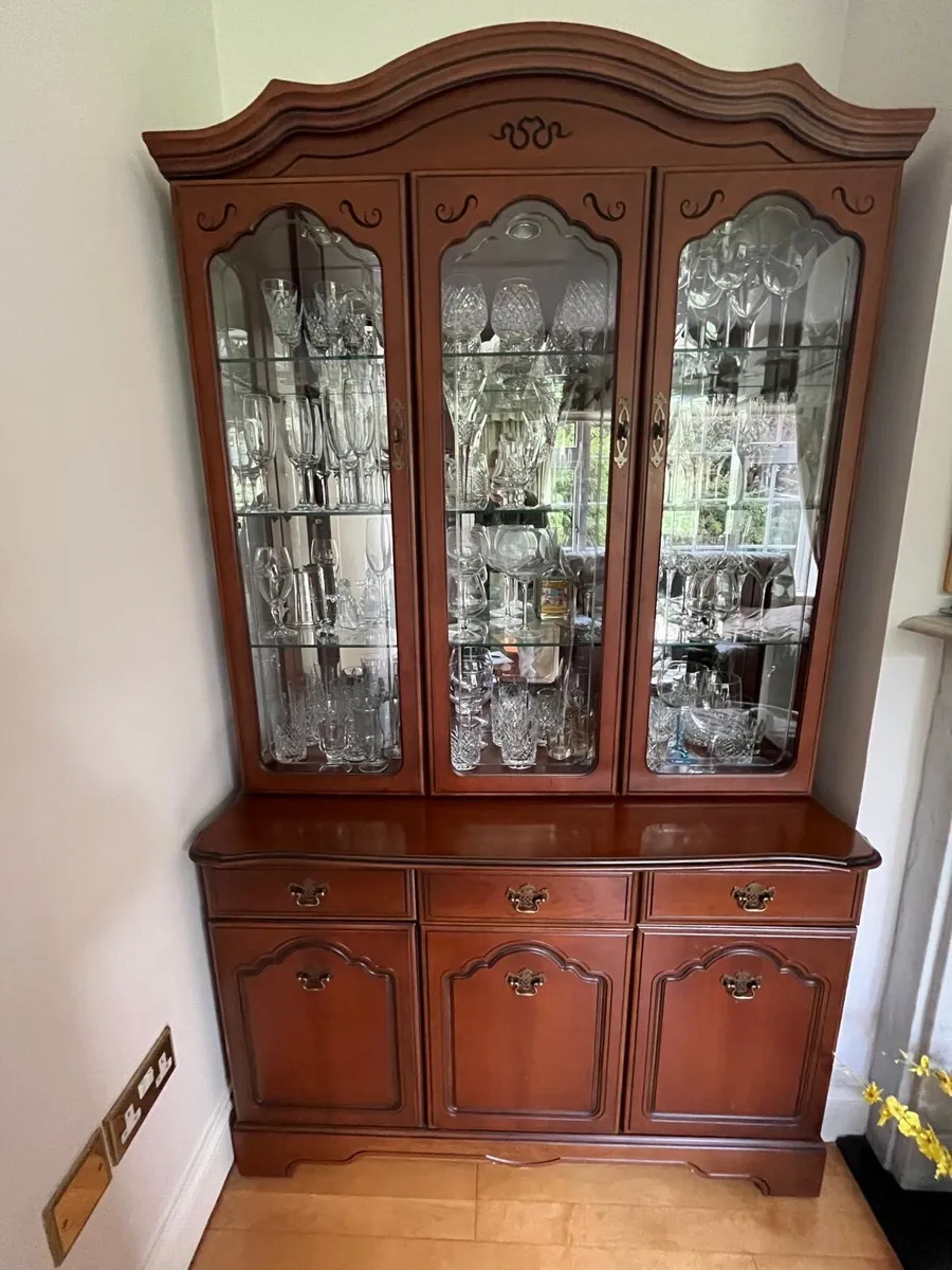 Antique style Cabinet with lights - Image 1