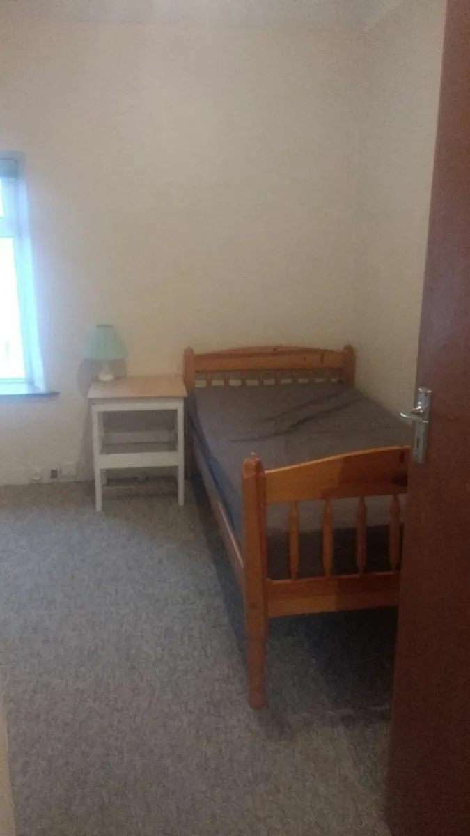 room for rent - employed/female/non-smoker only