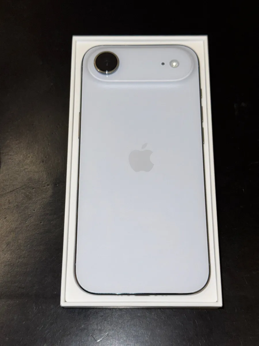 iPhone Air (256GB) Sky Blue – Like New – €1,000 - Image 1