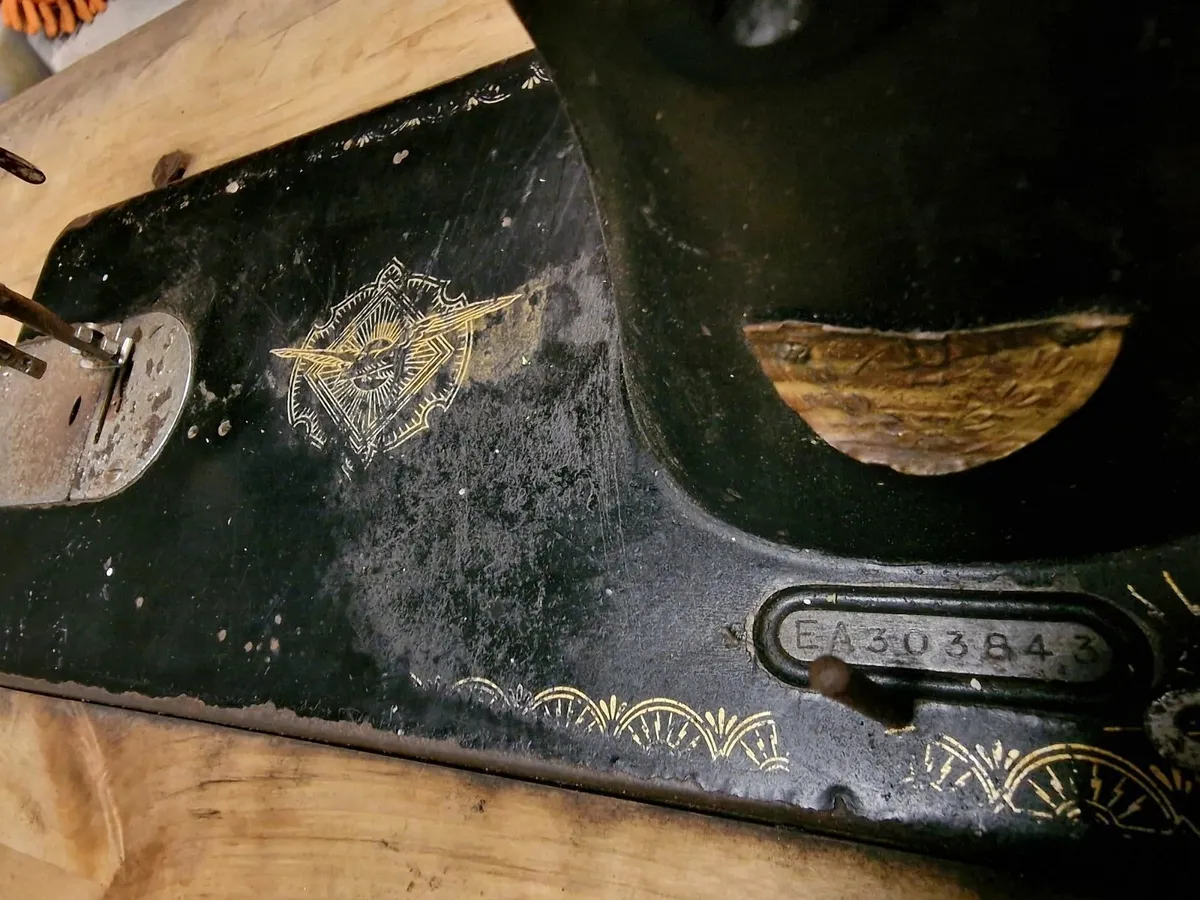 Singer sewing machine - Image 2
